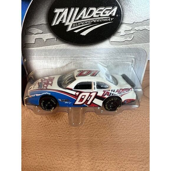 Hot Wheels 2001 Talladega Super Speedway - Picture 2 of 6